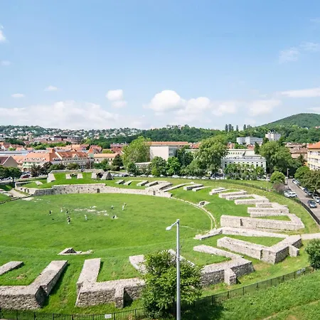 Amphitheatre View With Free Parking